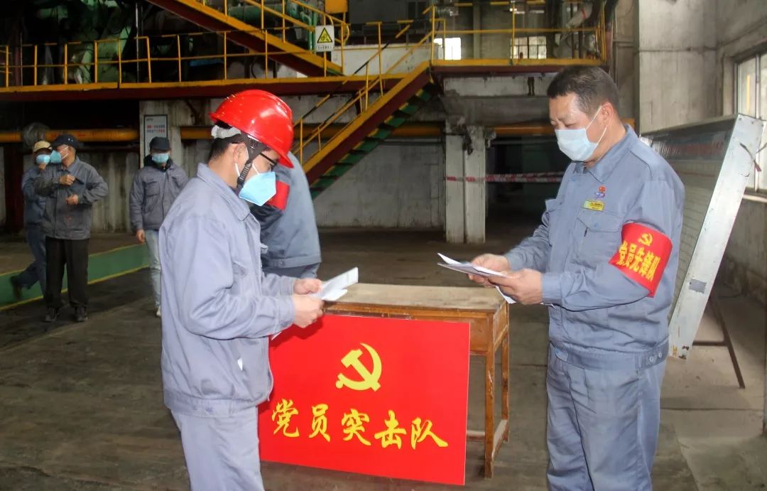 12－上上公司成立8個黨員突擊隊，為公司人口密集環境噴消毒水，為員工、外來人員、運蔗司機、運糖司機檢測體溫，向員工宣傳講解病毒防控知識，做好疫情防控排查，輿論管控，后勤保障。.jpg